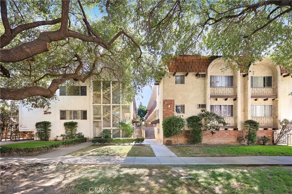 Photo of 336 Riverdale Dr, Glendale, CA 91204 (MLS # AR25243000)