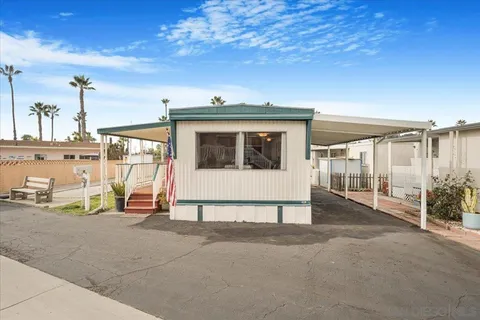 111 Sherri Ln, Oceanside, CA 92054 - MLS#: 250000582SD