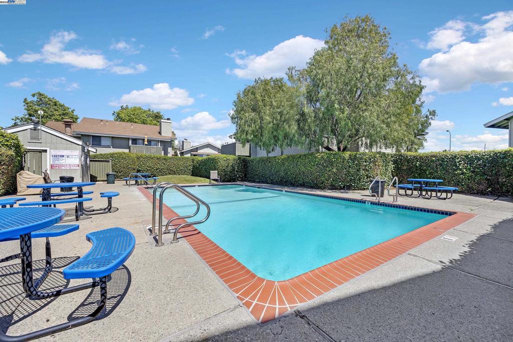 FLORESTA GARDENS - Residential