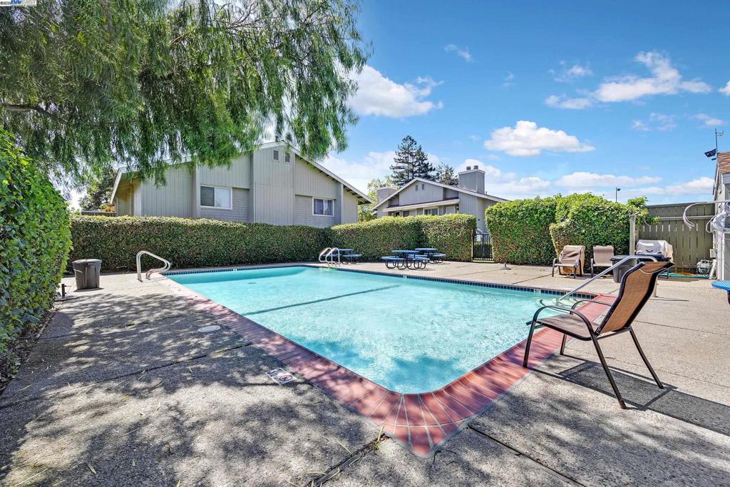 FLORESTA GARDENS - Residential