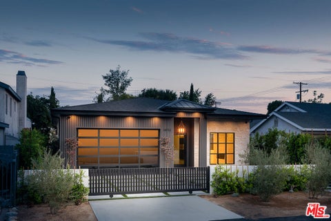 Photo of 14752 Hartsook Street, Sherman Oaks, CA 91403 (MLS # 26870997)