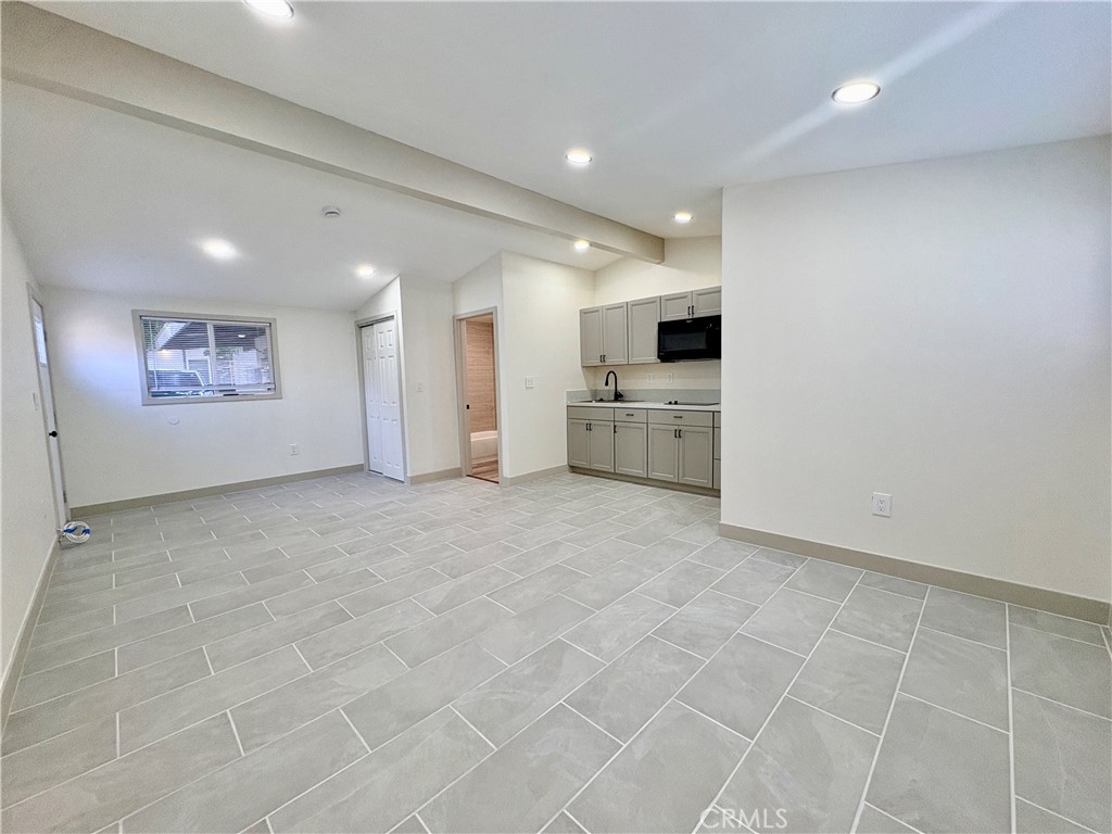 4585 Hawthorne B