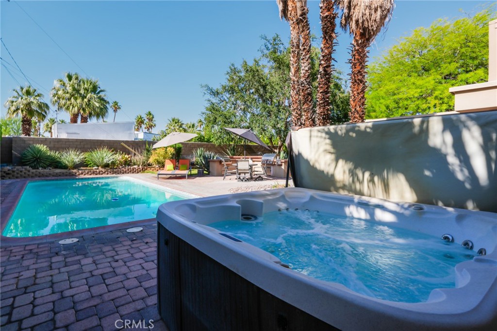 Racquet Club East (33122) - Residential