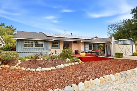 Photo of 641 Ridgefield Dr, Claremont, CA 91711 (MLS # CV26031313)