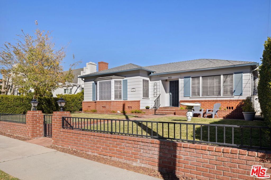 Photo of 943 Princeton Street, Santa Monica, CA 90403 (MLS # 26640549)