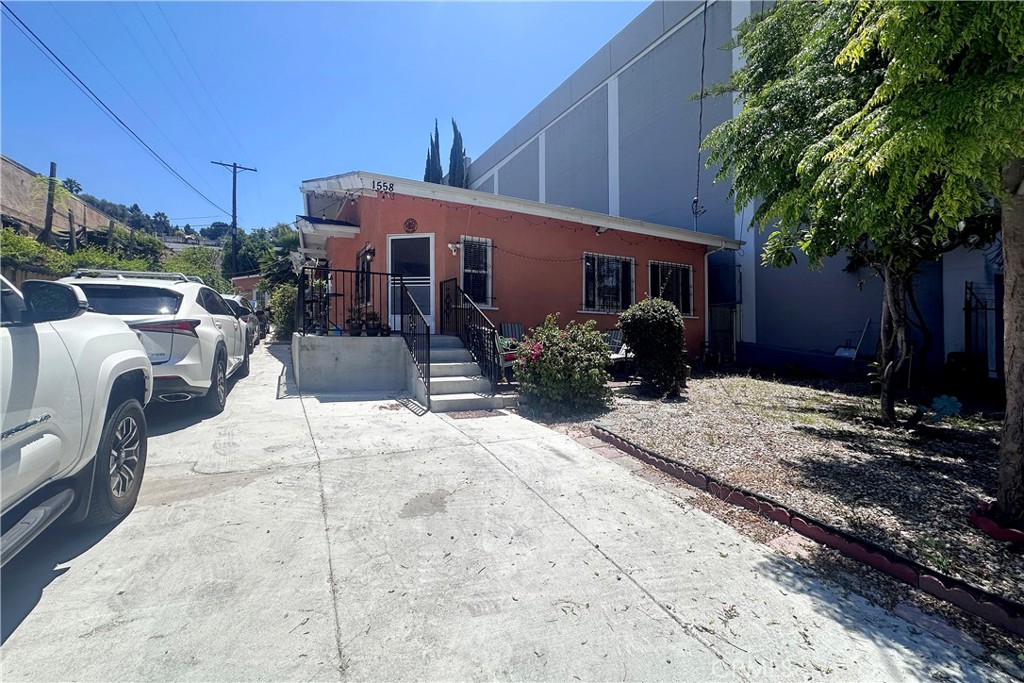 1558 N Kenmore