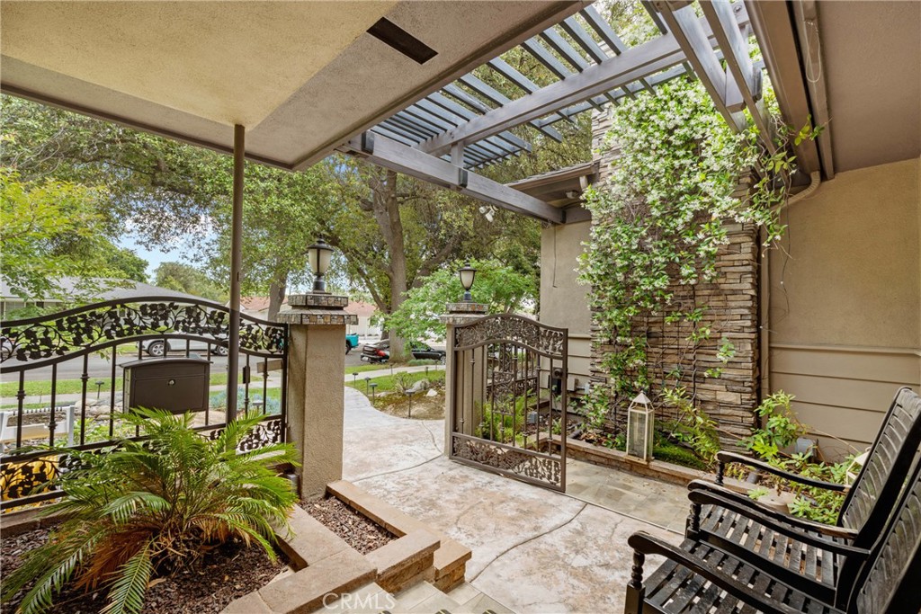 1271 N Tulare Way