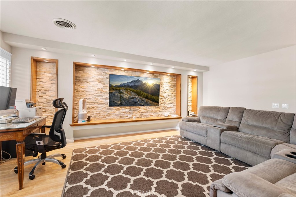 1271 N Tulare Way