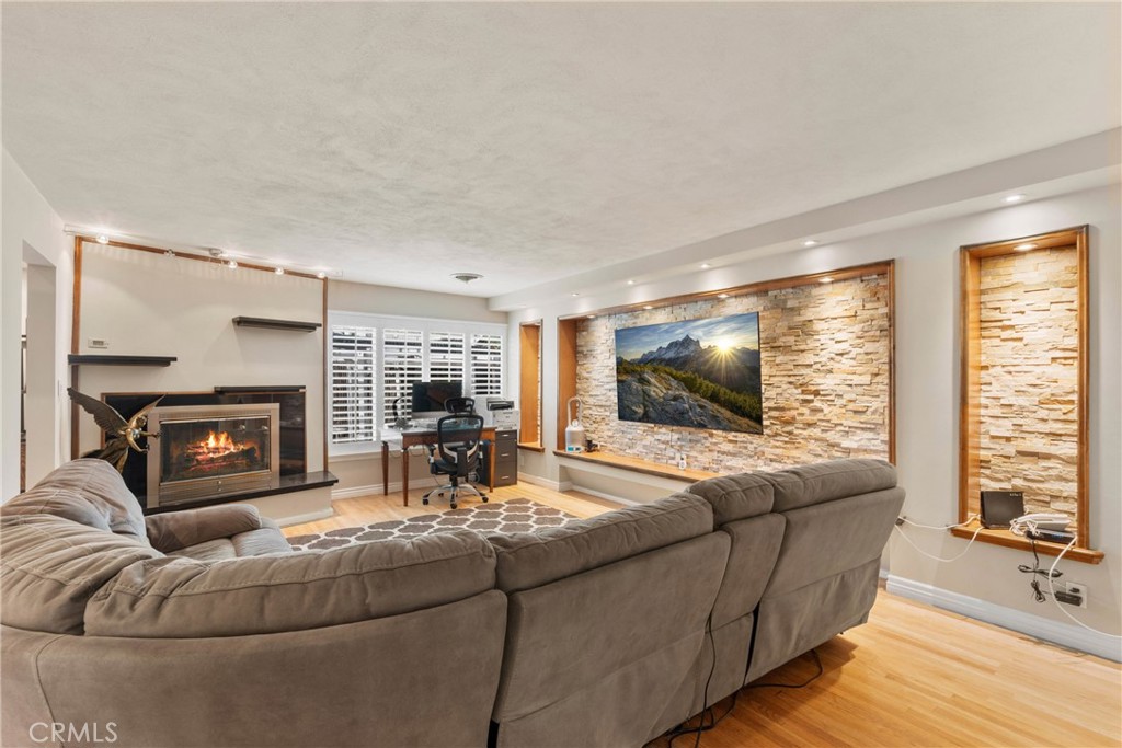 1271 N Tulare Way