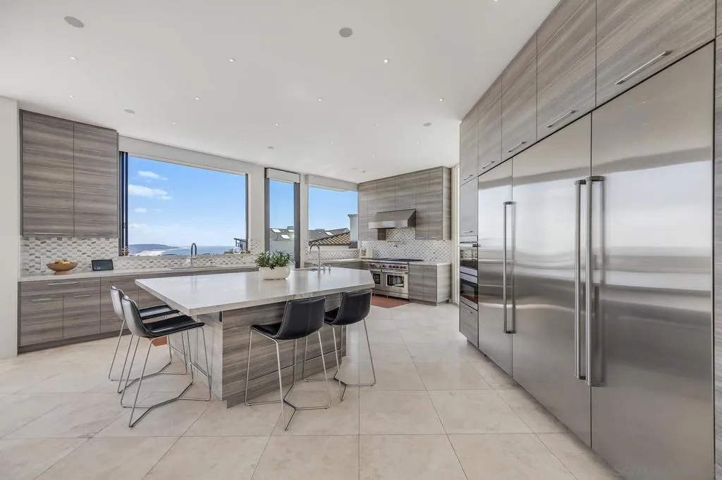 La Jolla, California 92037, United States, 5 Bedrooms Bedrooms, ,6 BathroomsBathrooms,Residential,Active,90781