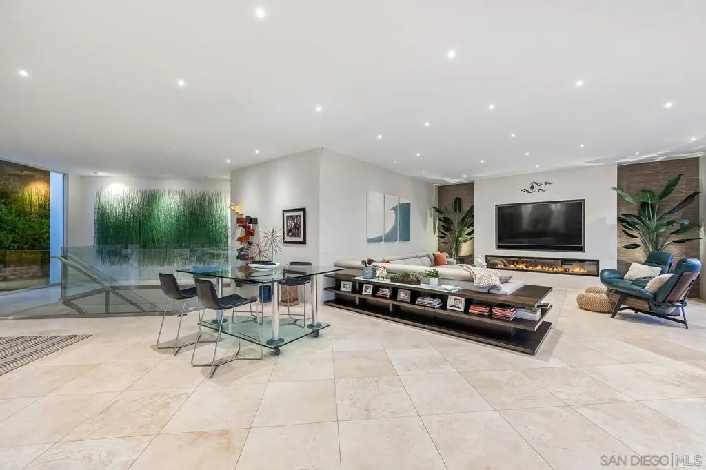 La Jolla, California 92037, United States, 5 Bedrooms Bedrooms, ,6 BathroomsBathrooms,Residential,Active,90781