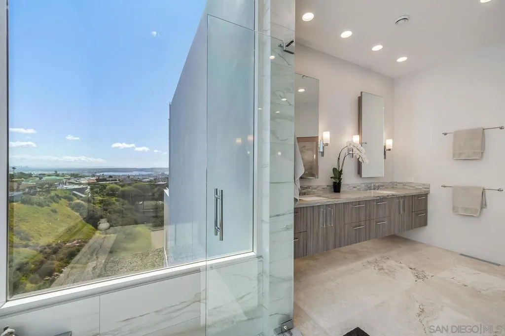 La Jolla, California 92037, United States, 5 Bedrooms Bedrooms, ,6 BathroomsBathrooms,Residential,Active,90781