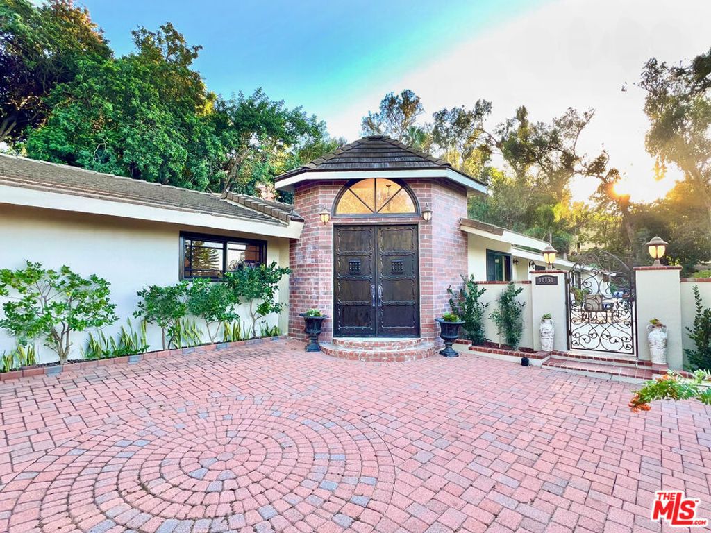 Photo of 12751 Mulholland Drive, Beverly Hills, CA 90210 (MLS # 26722941)