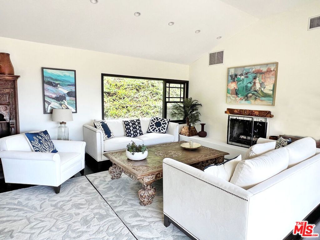 Photo of 12751 Mulholland Drive, Beverly Hills, CA 90210 (MLS # 26722941)