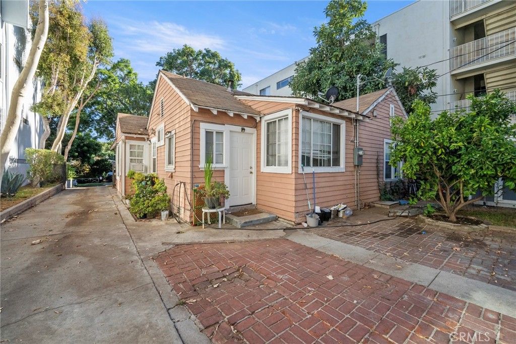Photo of 7511 Hampton Avenue, West Hollywood, CA 90046 (MLS # SR25200434)