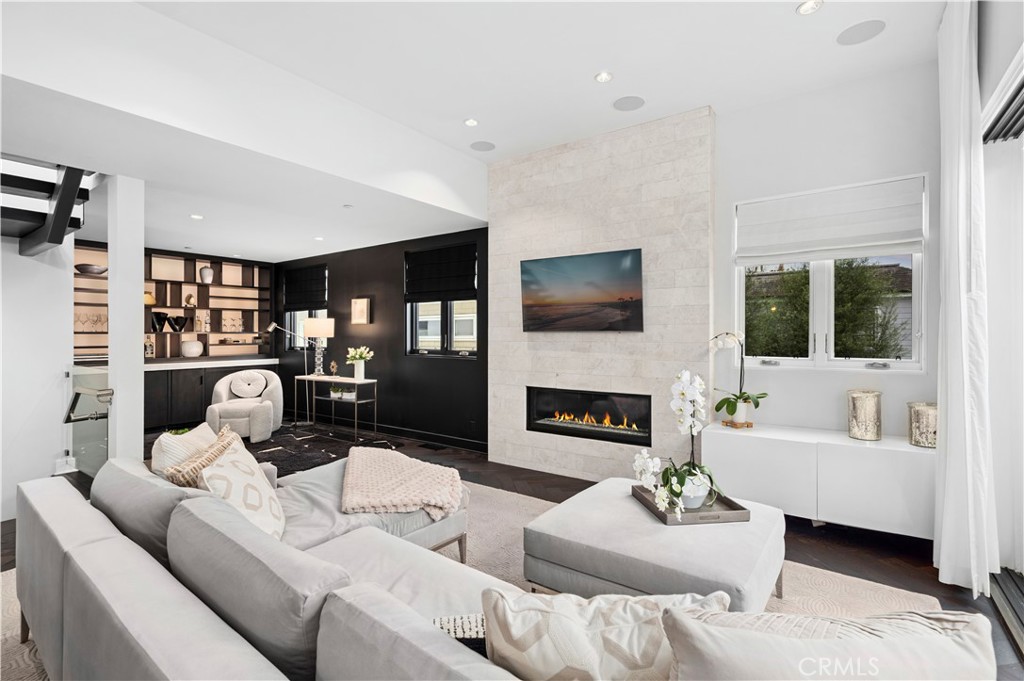 Corona del Mar North of PCH (CNHW) - Residential