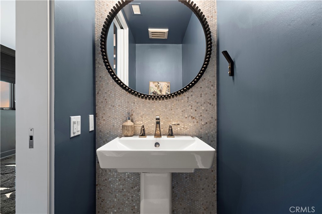 Corona del Mar North of PCH (CNHW) - Residential