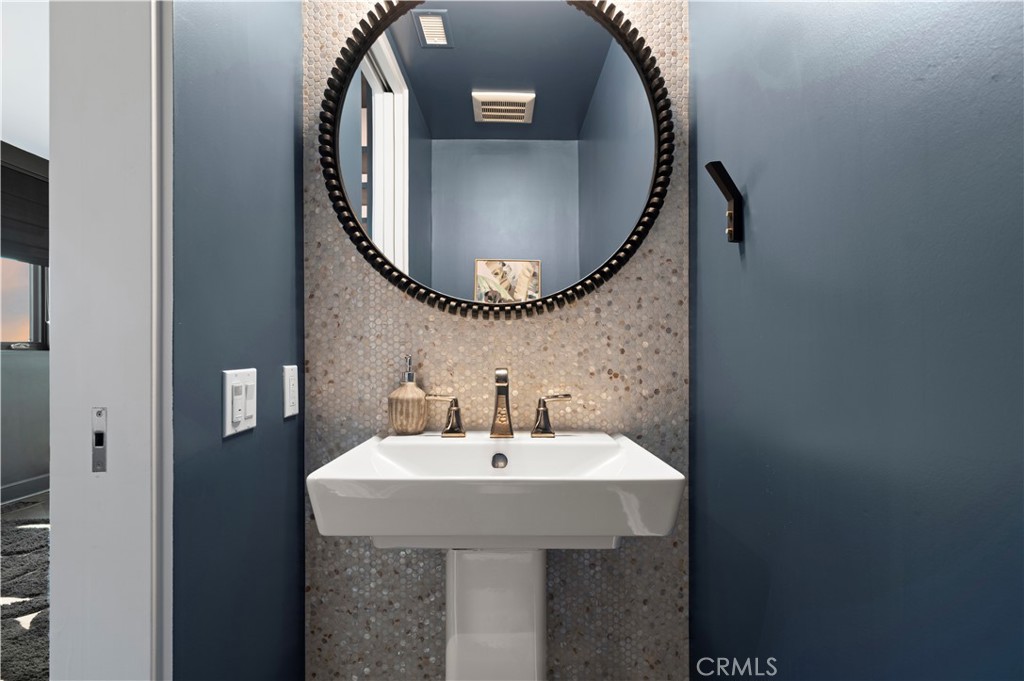 Corona del Mar North of PCH (CNHW) - Residential