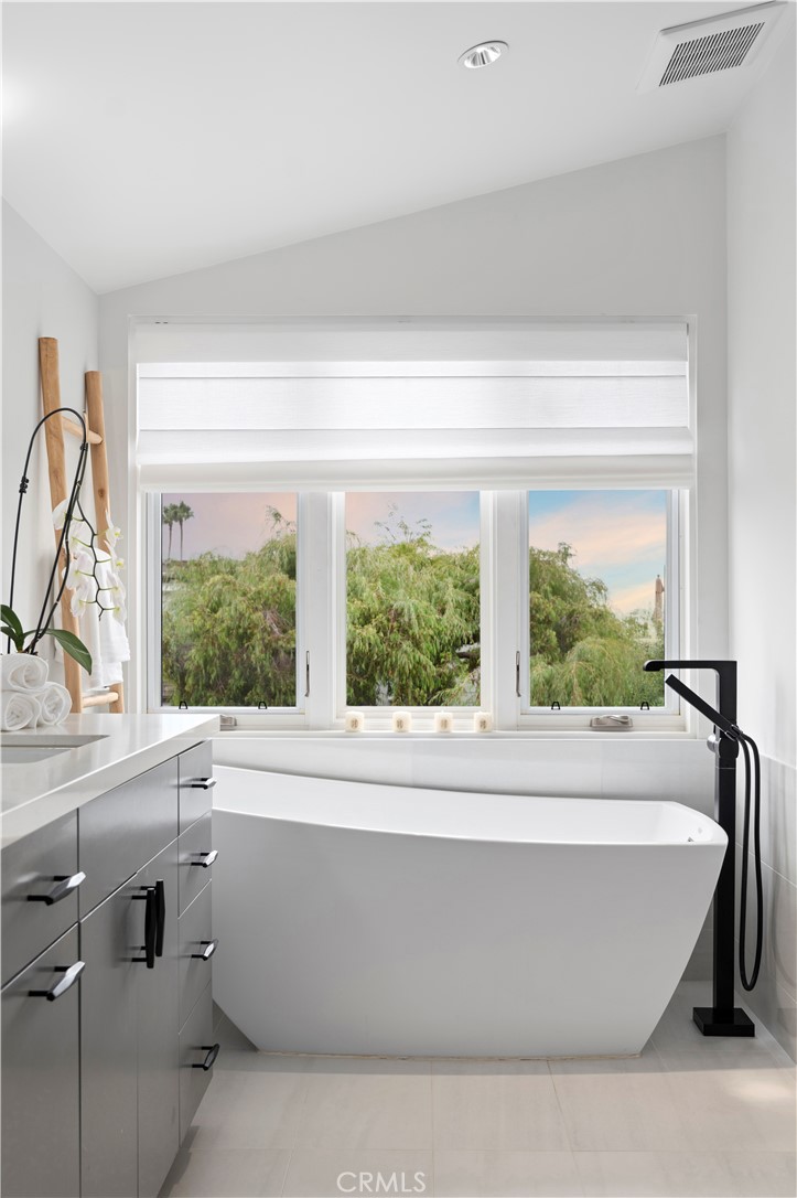 Corona del Mar North of PCH (CNHW) - Residential