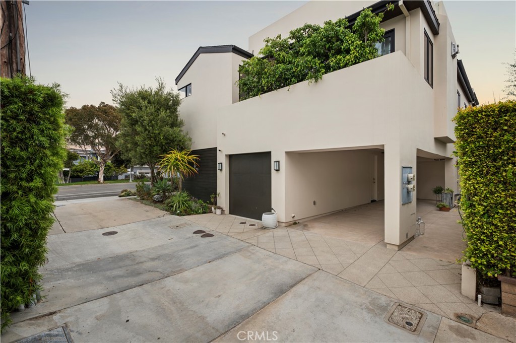 Corona del Mar North of PCH (CNHW) - Residential