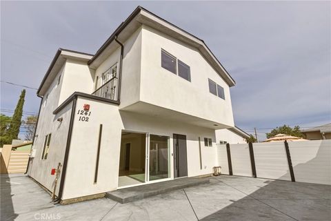 Photo of 1241 Reese Place Pl #102, Burbank, CA 91506 (MLS # SR26075078)
