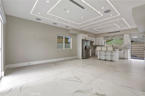 Photo of 1241 Reese Place Pl #102, Burbank, CA 91506 (MLS # SR26075078)