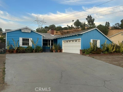 Photo of 10108 Stonehurst AVE, Shadow Hills, CA 91352 (MLS # SR26184399)