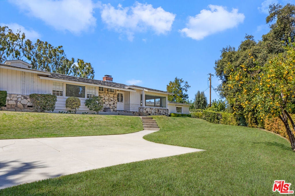 Photo of 19630 Rosita Street, Tarzana, CA 91356 (MLS # 26874723)