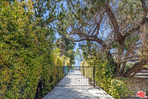 Photo of 19630 Rosita Street, Tarzana, CA 91356 (MLS # 26874723)