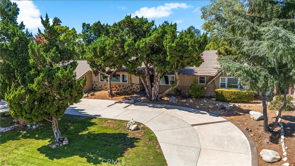 Photo of 11223 White Oak Avenue, Granada Hills, CA 91344 (MLS # SR25219856)