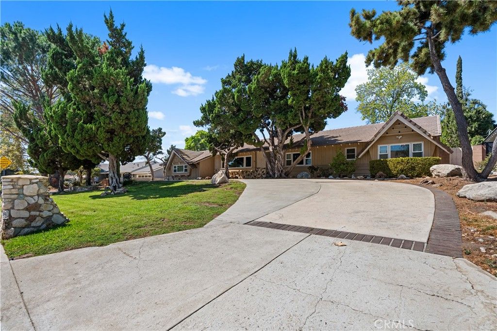 Photo of 11223 White Oak Avenue, Granada Hills, CA 91344 (MLS # SR25219856)