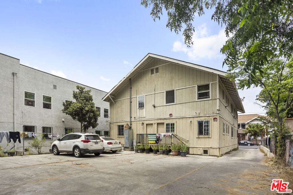 1516 W 11th Place