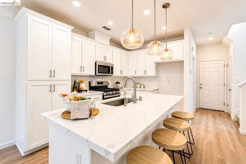 Photo of 38 Fern Ln, Pittsburg, CA 94565 (MLS # 41131494)