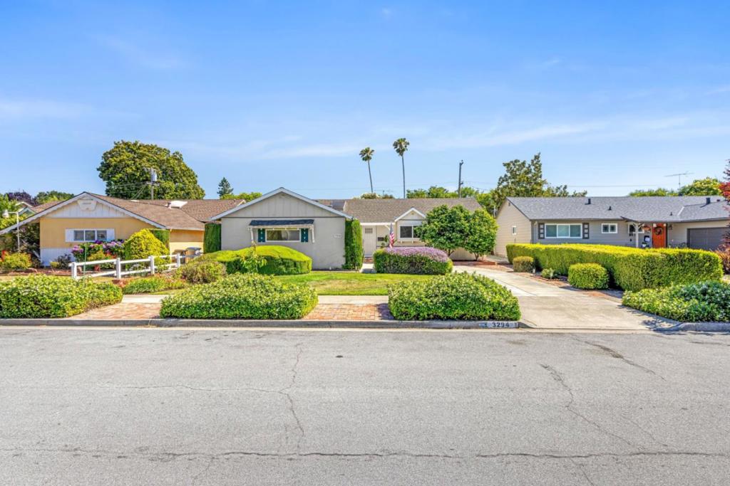 3294 Lindenoaks Drive