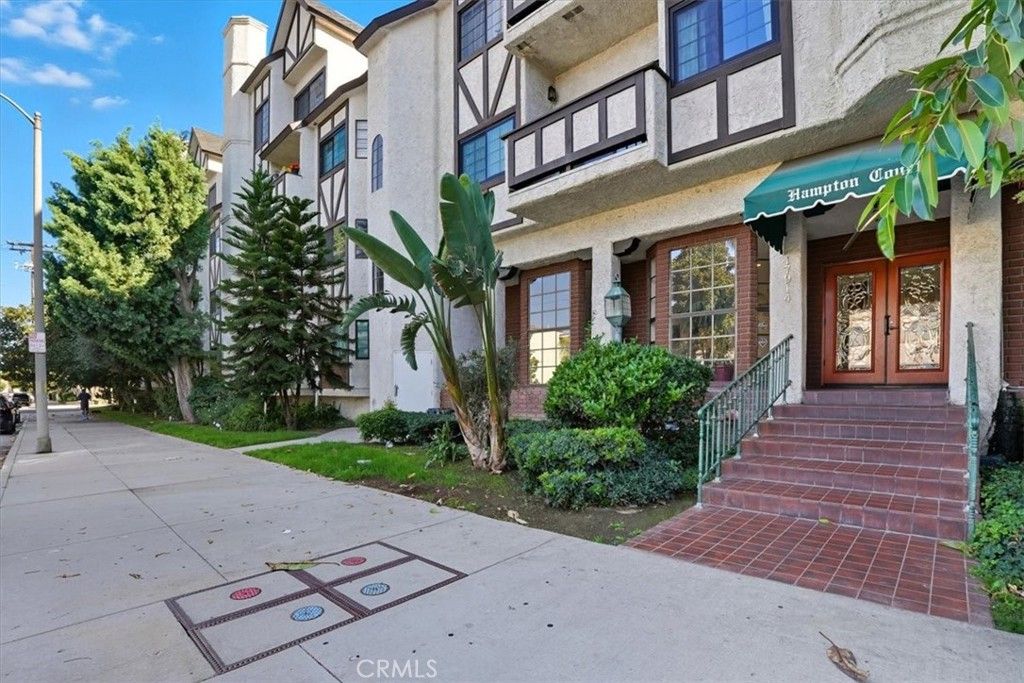 Photo of 17914 Magnolia Boulevard #125, Encino, CA 91316 (MLS # SR25221568)