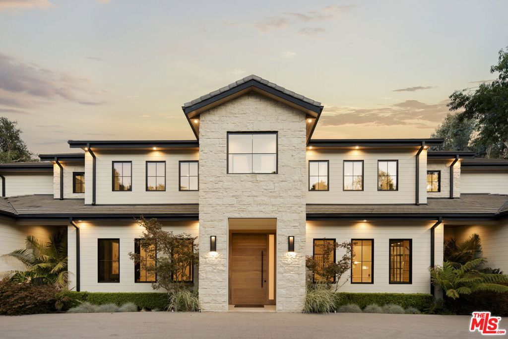 Photo of 16144 HIGH VALLEY Place, Encino, CA 91436 (MLS # 25531081)