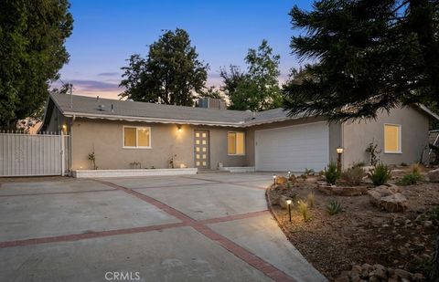 Photo of 20516 Clark ST, Woodland Hills, CA 91367 (MLS # SR26114431)