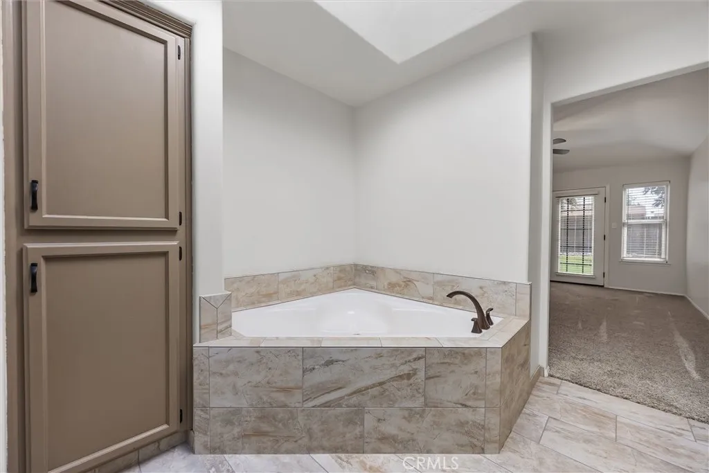 Bakersfield, California 93312, United States, 4 Bedrooms Bedrooms, ,2 BathroomsBathrooms,Residential,Active,212066