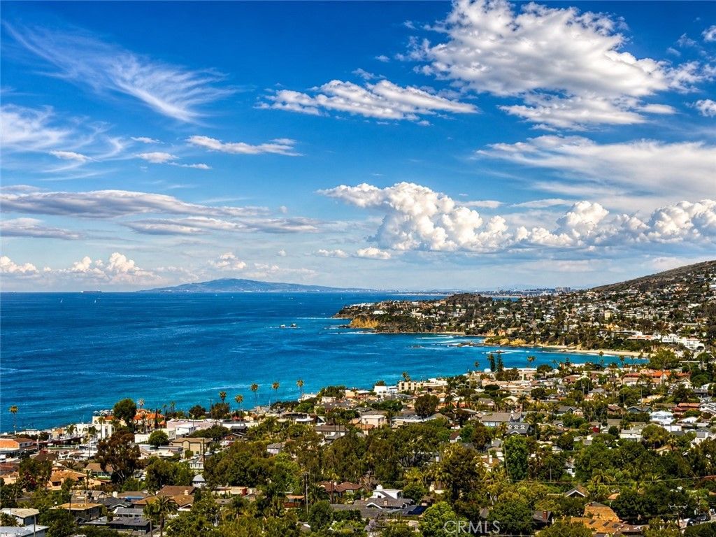 Photo of 2147 Crestview Dr, Laguna Beach, CA 92651 (MLS # LG26095065)