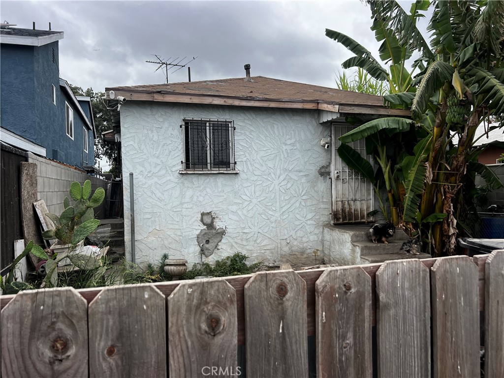 DO not disturb occupants. Investors, flippers, and visionaries – this is your chance to unlock the potential of a promising property in the heart of Los Angeles. Located at 1107 E 112th St, this 3-bedroom, 1.5-bath home sits on a sizable lot and offers endless possibilities for renovation or redevelopment.
With strong bones and a classic layout, this property is ready for your creative touch. Whether you're looking to restore it for resale, rental income, or long-term investment, the location and lot size make it an excellent opportunity.