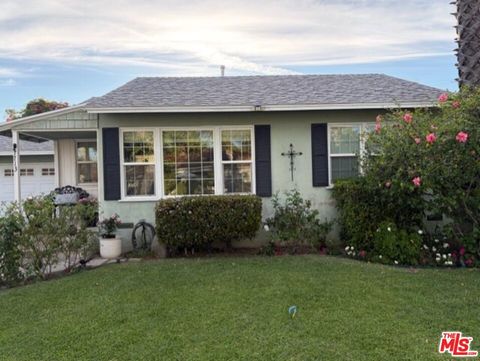 Photo of 7713 Genesta Avenue, Lake Balboa, CA 91406 (MLS # 26670925)