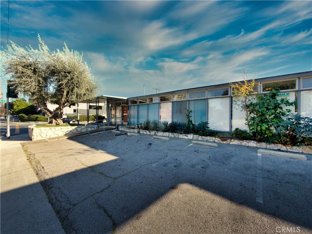 1126 N Flower