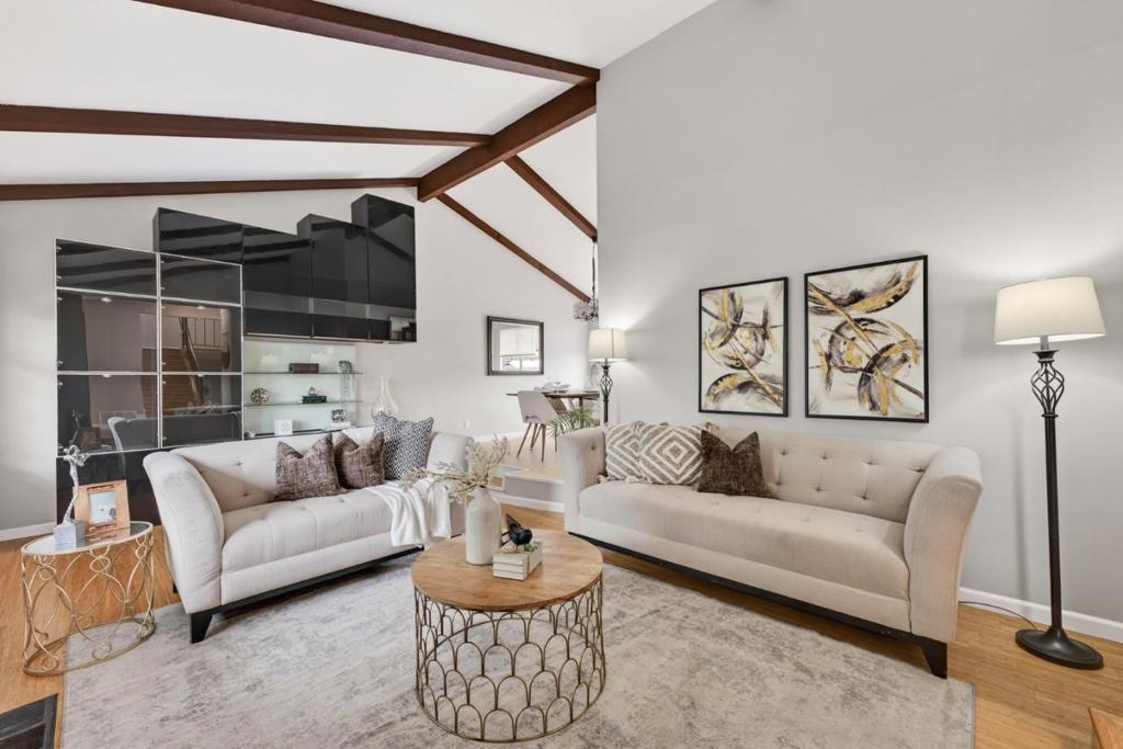 5342 Avenida Almendros