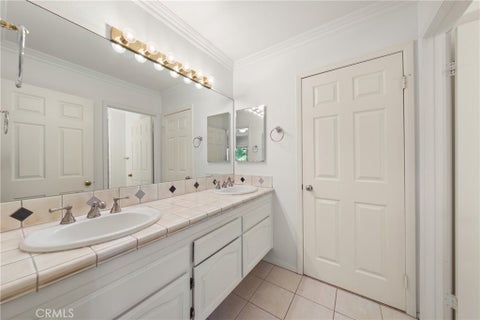 Tiny photo for 914 Sterling Oaks Court, Oak Park, CA 91377 (MLS # SR26191485)