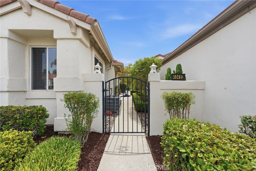40492 Via Amapola