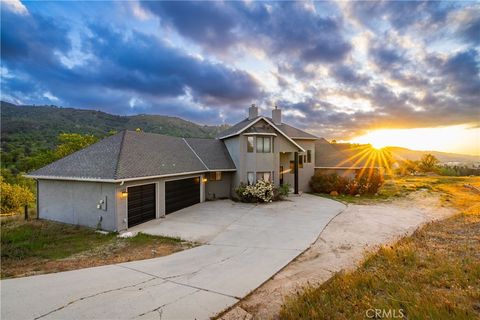 Photo of 23161 Lakeview Drive, Tehachapi, CA 93561 (MLS # SR26085366)