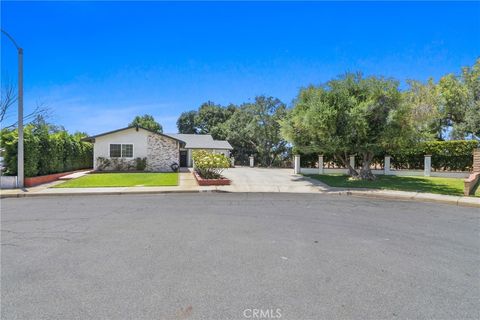Photo of 915 N Shaftesbury AVE, San Dimas, CA 91773 (MLS # TR26132880)