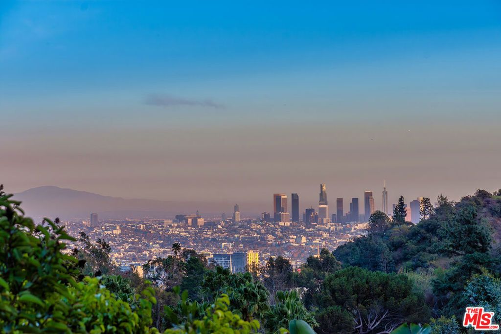Photo of 7229 Senalda Road, Los Angeles, CA 90068 (MLS # 25539209)