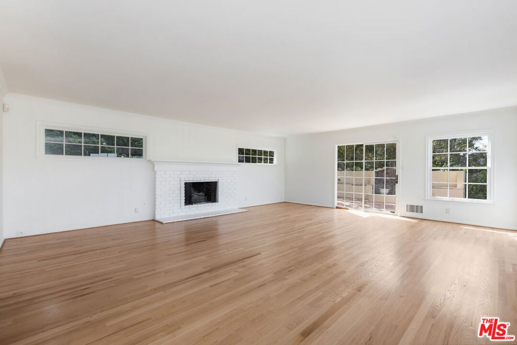 Properties 2 910 Centinela Avenue