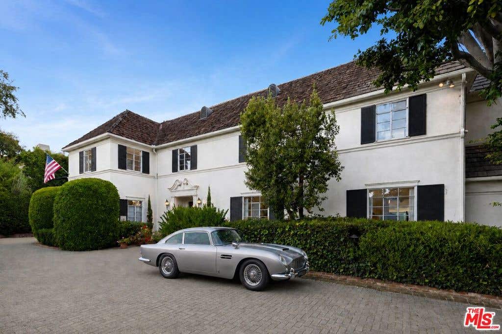 Photo of 904 N Beverly Drive, Beverly Hills, CA 90210 (MLS # 26850659)